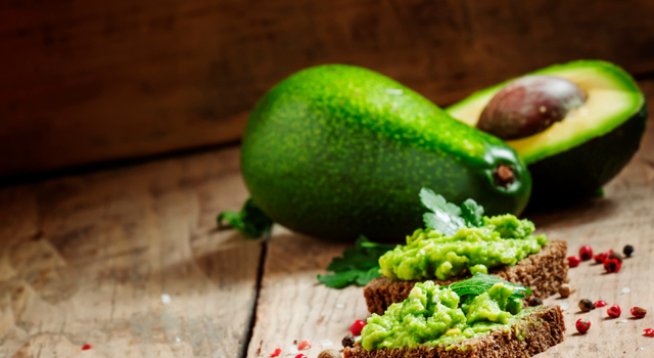 2 бр узряло авокадо
4 филийки пълнозърнест хляб
сол и черен пипер на вкус
1 скилидка чесън
2 супени лъжици зехтин
½ чаена лъжичка червен пипер