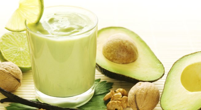 1 авокадо
50 г сурови орехи
150 мл прясно изцеден сок от лайм
½ банан
150 мл кокосова вода или бадемово мляко (може да заместите с обикновена вода)