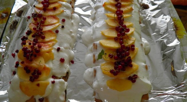 1 пакет бисквити
цедено кисело мляко (сметана)
пудра захар (мед)
праскови (пъпеш, нектарини или друг плод)
за украсата - праскови и касис