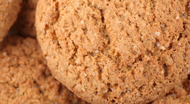 3 яйца
1 чаена чаша захар
малко повече от 1 чаена чаша кисело мляко
100 г меко масло
1 чаена лъжичка сода за хляб
100 г счукани орехи
100 г стафиди
4 прахчета ванилия
