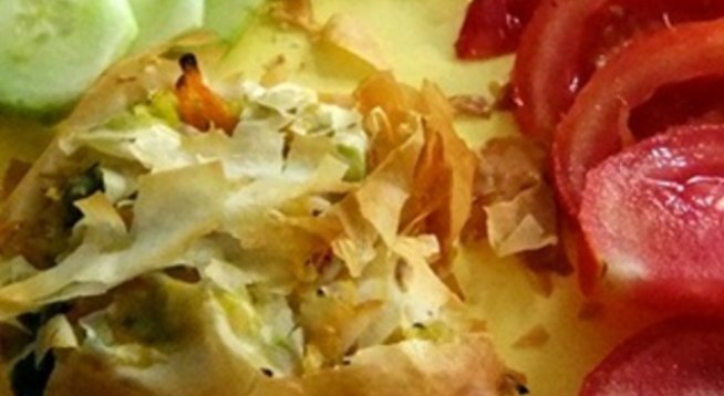 1 пакет фини кори
зеленчуци – моркови, зеле, грах и царевица
лук – пресни зелени перца или праз
магданоз и чесън, овесени ядки и счукано ленено семе
олио и сол