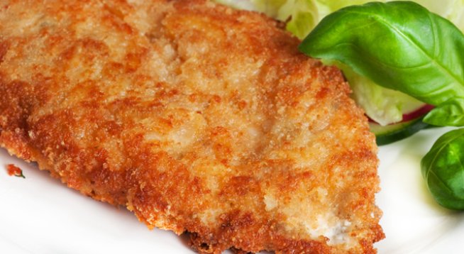 4 супени лъжици масло, разтопено + 30 г
60 г брашно
1 чаена лъжица сол
1 чаена лъжица черен пипер
1 чаена лъжица чеснови гранули
1 яйце
1 супена лъжица прясно мляко
140 г настърган чедър
60 г галета
30 г оризова зърнена закуска, счукана
3 броя пилешки гърди без кост и кожа, нарязани на половини