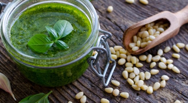 1 чаша пресен босилек
½ чаша зехтин екстра върджин
3 супени лъжици кедрови ядки
5 чаени лъжици настърган пармезан 
2 скилидки чесън
½ чаена лъжица сол 