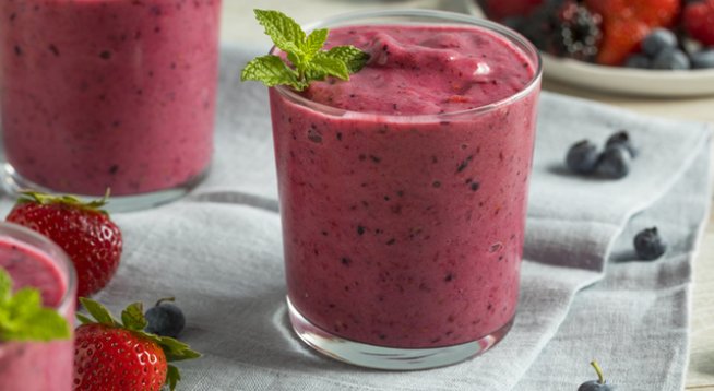 ½ банан
2-3 големи ягоди
¼ чаша боровинки
½ чаша прясно мляко
1 чаена лъжица течна ванилия
2 супени лъжици кисело мляко
2 кубчета лед 