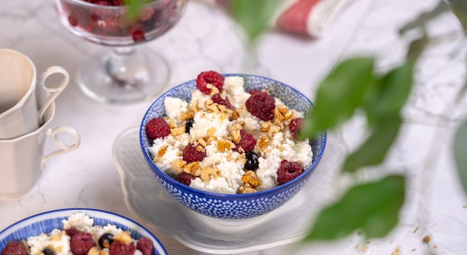 Закуска със сирене котидж, горски плодове и орехи