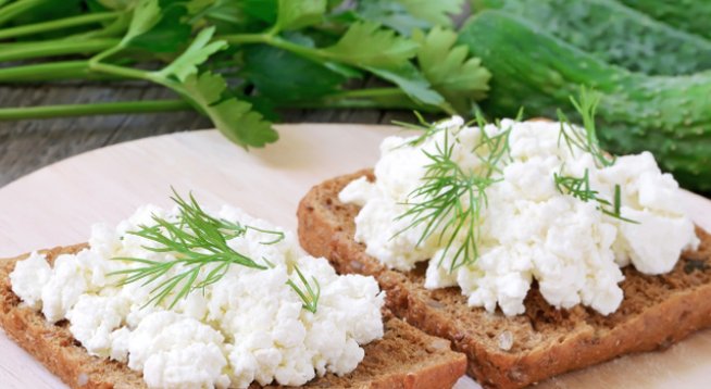 ¾ чаша извара
1 супена лъжица настърган пармезан
1 супена лъжица ситно нарязан магданоз
½ ч.л. ситно нарязан копър
1 скилидка чесън, нарязан на ситно
1 малка зелена люта чушка
сол на вкус