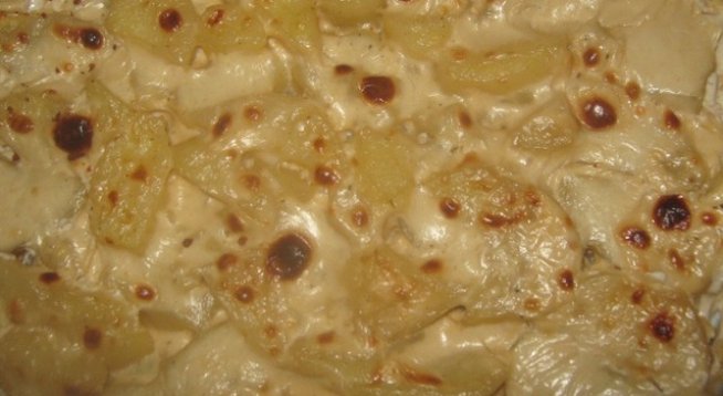 4 средни по големина картофа
1 саламче пушено сирене
150 г готварска сметана
