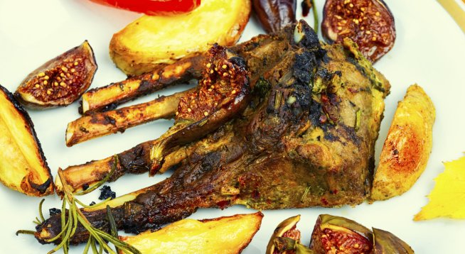 Печено агнешко с фурми