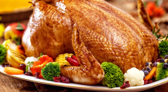 пиле 
100 г грах 
2-3 моркова 
1 чаша ориз 
10 маслини 
100 гр броколи