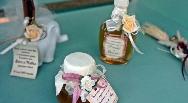 200 г сирене 
2 суп. лъж. масло 
2 суп. лъж. мед 
4-6 бр. орехови ядки