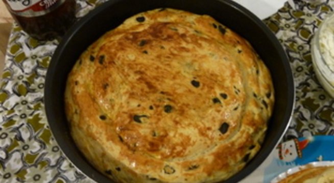 400 г брашно 
200 мл пр. мляко 
1/3 кубче мая (разтворена в 50 мл топла вода) 
3 с.л. зехтин 
1 ч.л. сол 
1 с.л. захар 
1 жълтък за намазване 