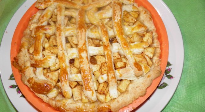 3 жълтъка
1 ч.ч. захар
200 г меко масло
1 ч. ч. кисело мляко
1/2 ч. л. сол
1 ч. л. сода
3,5 ч. ч. брашно
За плънката:
ябълки - 5-6 броя
стафиди - 1 шепа
канела
белтъци - 3 броя
лимон
малко жълтък за намазване