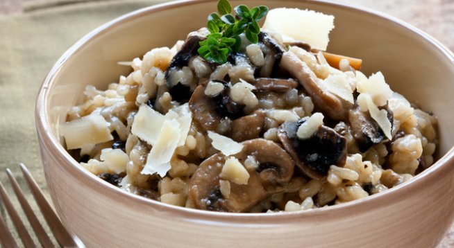 1 чаша ориз
1 патладжан
200 г печурки
1 малко кубче масло
4-5 супени лъжици олио
1 чаша разтворен гъбен бульон
1 чаша готварска сметана
1 щипка сол
1 щипка черен пипер
2 стръка пресен магданоз
пармезан за настъргване
1 чаша бяло вино