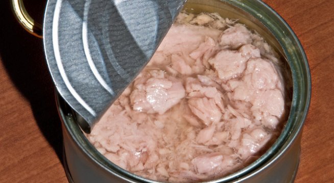 300 г кускус
1 кутия риба тон
1-2 супени лъжици песто
2-3 кисели краставички
50 г обезкостилкостени черни маслини
кедрови или други ядки, по избор
зехтин
пармиджано или по-твърд кашкавал за пор