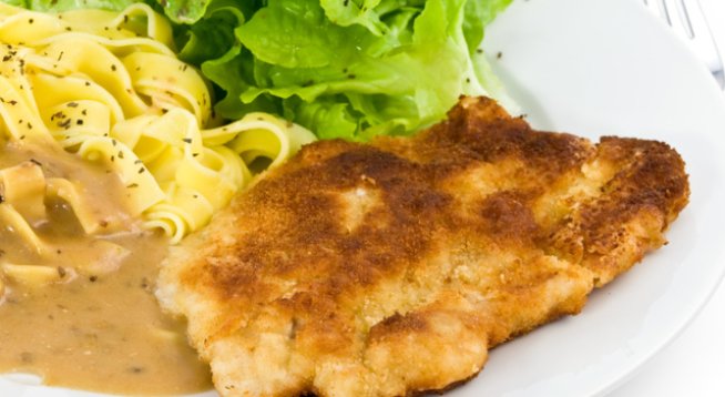 Продукти:
500 гр свинско филе
4 с.л. настърган кашкавал
1 ч.ч. брашно
2 яйца
половин чаша бира
черен пипер
сол
олио за пърженето