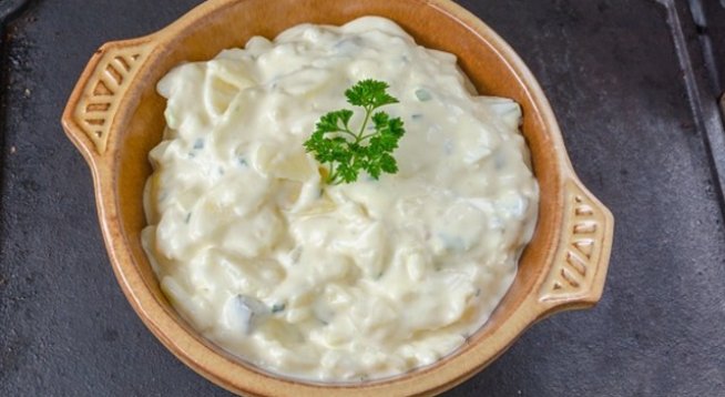 800 г картофи, обелени и нарязани
3 яйца
5 супени лъжици лимонов сок, пресен
4 супени лъжици зехтин
1 кафеена лъжичка пудра захар
1 чаена лъжица сол
1 и ½ чаена лъжица сос Уорчестър
1 чаена лъжица горчица
¼ чаена лъжица пресен черен пипер
8 супени лъжици майонеза
4 стръка пресен лук, нарязан
2 стръка целина, нарязана
1 връзка магданоз, ситно нарязан