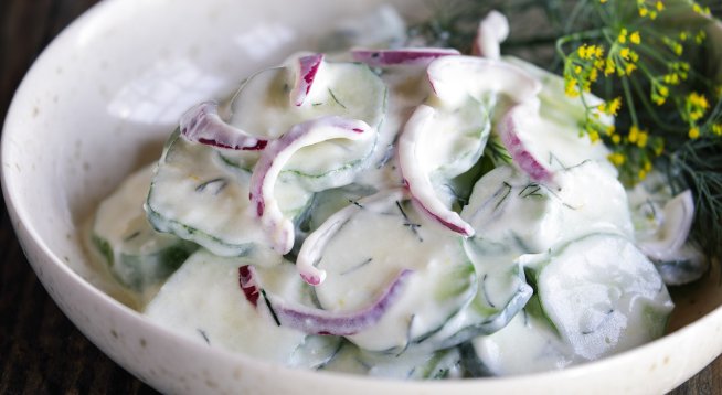 Кремообразна салата с краставици и царевица