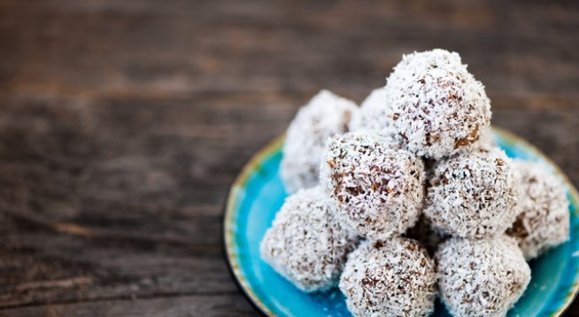 1 чаша орехи
¾ купа сурови бадеми
2 супени лъжици кокосово масло
1 супена лъжица мед
12 фурми без костилки
¼ чаша натурално какао на прах
кокосови стърготини