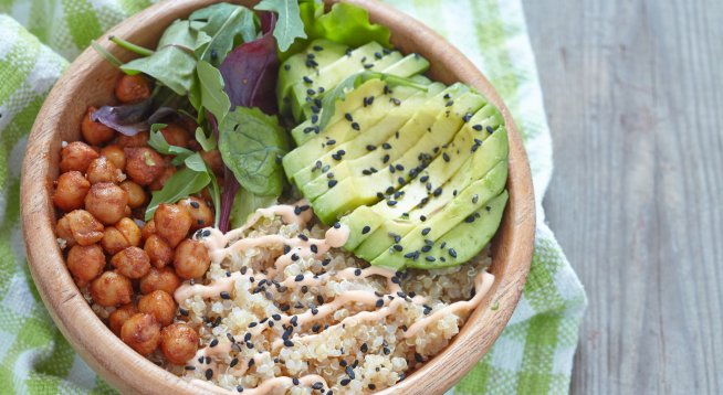 Вегетарианска купа с нахут, киноа и авокадо