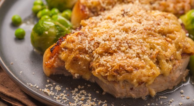 6 бр. свински котлети
Сол и черен пипер на вкус
1 чаша брашно
2 яйца, разбити
2 чаши галета
4 супени лъжици пресни билки по избор, ситно нарязани (розмарин, естрагон, мащерка, риган, майорана)
3 супени лъжици настърган пармезан
½ чаша зехтин
Морска сол за поръсване