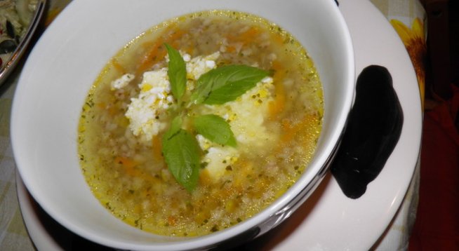 1 ч. ч. елда 
1 морков 
1 средно голяма глава лук 
1 стрък пресен босилек
чубрица
пресен лук
захар 
зехтин
сол
