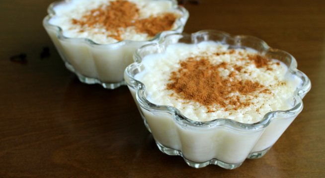 ½ чаша дългозърнест ориз
½ чаена лъжица сол
1 чаша вода
¼ чаша захар
1 и 1/3 чаши прясно мляко
1 щипка канела
½ чаена лъжица ванилов екстракт
1 голям жълтък
1 супена лъжица студено масло