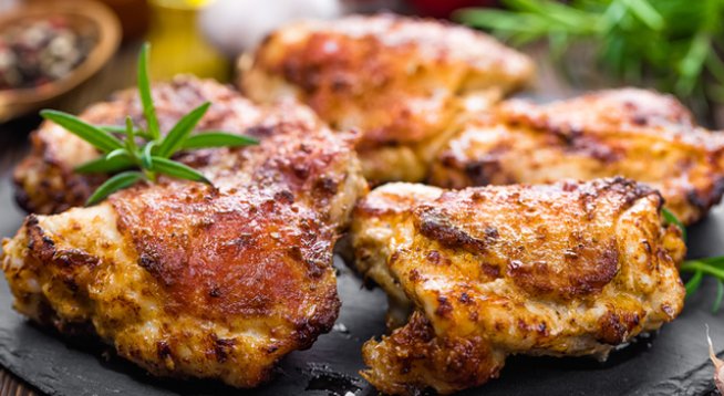 4 парчета долно бутче с кожата
5 скилидки чесън
сол, черен пипер на вкус
1 с.л. зехтин
1 бучка масло, плюс допълнително за печенето