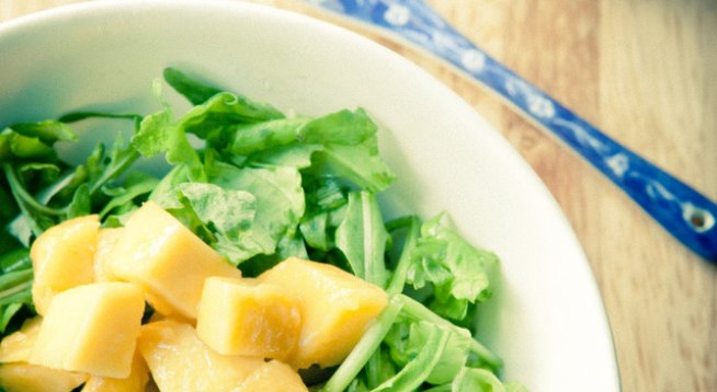 1 зелена салата
10-12 зелени маслини (по възможност без костилки)
2-3 суп. лъж. варена ронена царевица (от консерва)
2-3 суп. лъж. зехтин
2-3 суп. лъж. оцет
сол на вкус
по желание – пармезан 1-2