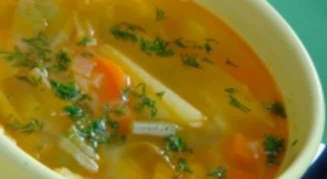 250 г зелен фасул
1 тиквичка
6 чаени чаши пилешки бульон, приготвен от 3 кубчета Галина Бланка
250 г зеле
3 картофа
1 морков
1 глава лук
малко парче целина
3 домата
1 кафена лъжица олио
магд