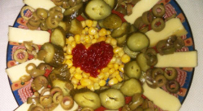 Продукти:
100 г кашкавал
2-3 кисели краставички
200 г зелени маслини
3-4 с. л. сладка царевица
1 супена лъжица лютеница