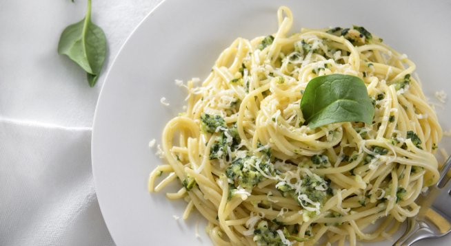 Кремообразни спагети с песто и спанак
