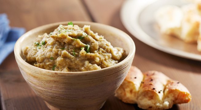 2 големи патладжана
4 с.л. зехтин
200 г сирене фета
сол, черен пипер на вкус
пресен лимонов сок на вкус