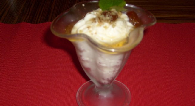 биволско кисело мляко – 2 кофички
сладко от бели череши или друго ваше любимо
30 г орехи
