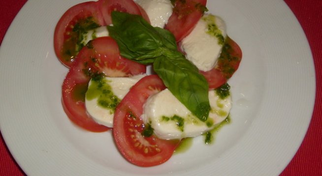4 големи розови домата
4 топки моцарела
100 г песто