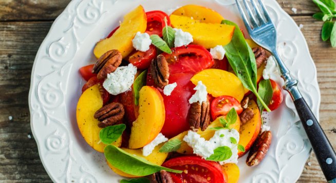 Салата с праскови, домати и сирене фета. Снимка: istock
