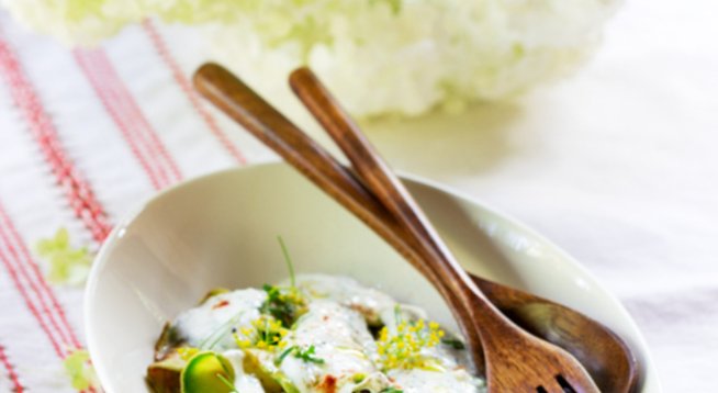 1 чаша заквасена сметана
1/2 чаша кисело мляко
1 чаена лъжичка лимонов сок
1 чаена лъжичка лук на прах
няколко стръка наситнен копър
няколко стръка наситнен магданоз
1/4 чаена лъжичка чесън на прах
сол, черен пипер на вкус
няколко стръка див лук