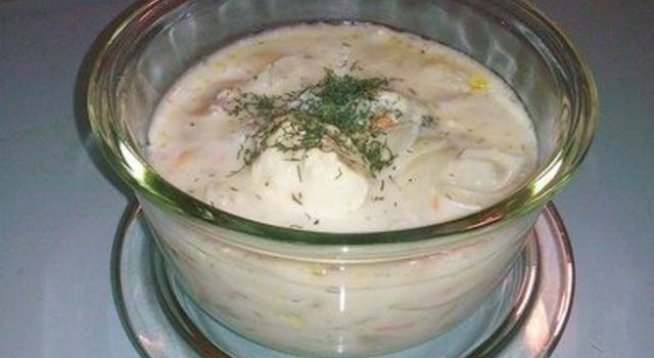 1 кг кромид лук
2 чаши течна готварска сметана
2 чаени лъжици пресен копър
1 щипка сол
2 щипки черен пипер
30 мл олио
150 г краве сирене
2 моркова
1 литър вода