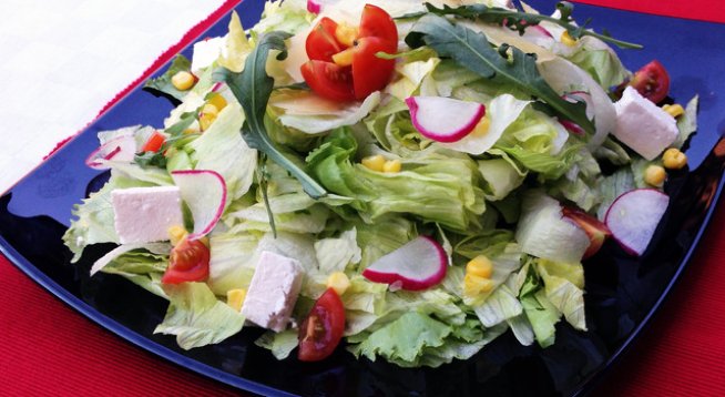 400 г айсберг
200 г чери домати
40 г рукола
по 5 г пармезан на порция
репички и царевица за украса
Дресинг: бяло балсамико и зехтин Extra Virgin