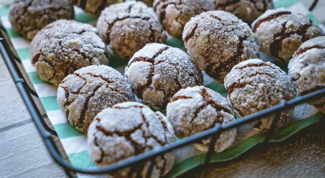 Бисквити с меласа и пудра захар