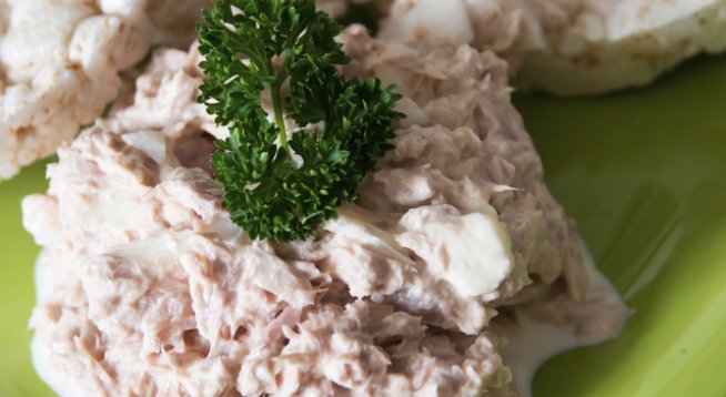 3 консерви риба тон в собствен сос  ( трябва  да премахнете соса)
 1 малка глава лук
няколко стръка копър и магданоз
2-3 супени лъжици гъсто кисело мляко
1 чаена лъжичка дижонска горчица
сол и черен пипер на вкус
