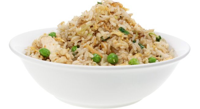 Пържен кафяв ориз с пиле и грах
