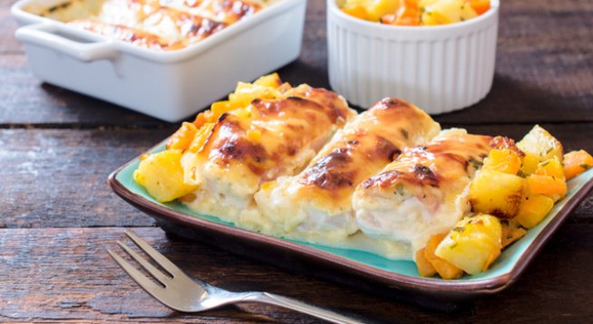4 броя пилешки гърди без кожата
сол, черен пипер на вкус
сирене за мазане с чесън и билки
1-2 топки моцарела
няколко фини парчета прошуто