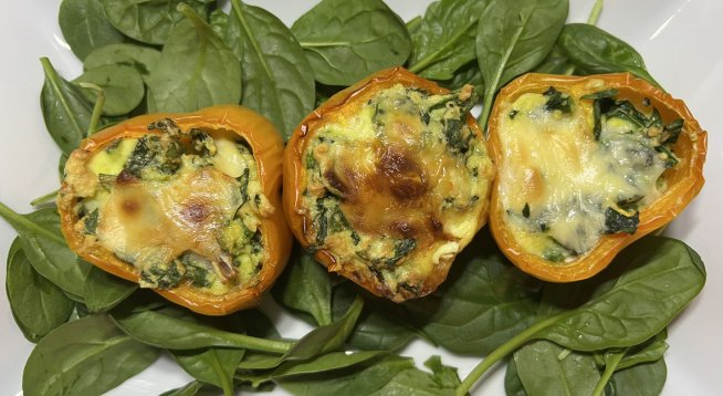 Пълнени чушки с фета, спанак и яйце