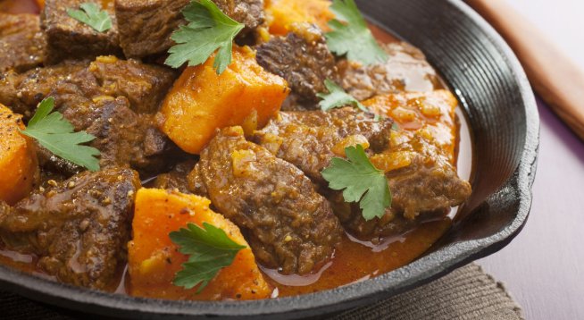 Агнешка яхния със сладки картофи