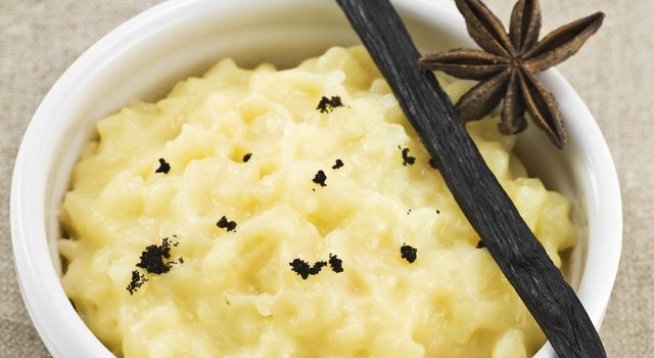 ¾ чаша бял ориз
2 чаши прясно мляко
1/3 чаша захар
¼ чаена лъжичка сол
1 яйце, разбито
2/3 чаша златни стафиди
1 супена лъжица масло
½ чаена лъжичка ванилов екстракт