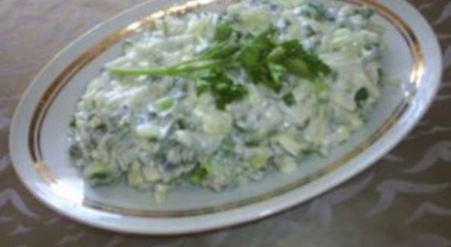 1 краставица
200 г коприва
1 кофичка кисело мляко
копър или магданоз
сол
2 с. л. олио 