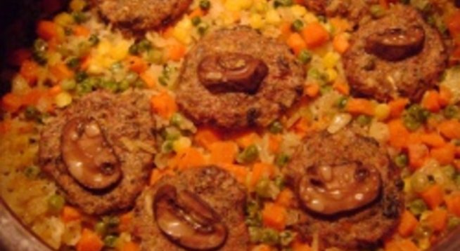 4-5 печурки
1 кг кайма
1 глава лук
щипка чубрица
черен пипер на вкус
сол на вкус
1 яйце
500 г зеленчуков микс
1 ч. ч. ориз
соев сос на вкус