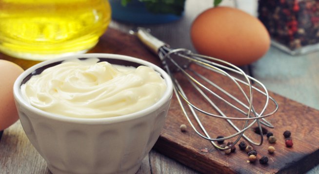 400 мл олио

1 супена лъжица пресен лимонов сок

3 яйца

1 щипка сол

2 скилидки чесън

1 щипка черен пипер