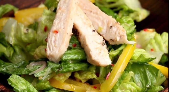 300 г пилешки гърди
1 маруля или салата айсберг
1 жълта чушка
За дресинга:
2 супени лъжици рибен сос
сокът на 1 лайм
половин чаена лъжичка захар
1 скилидка пресован чесън
1 чаена лъжичка настърган джинджифил
1 люта чушка
2 супени лъжици нарязан червен лук
