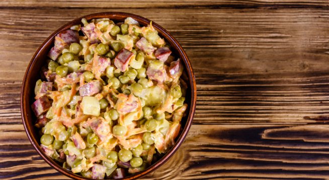 Салата с грах, бекон и майонеза